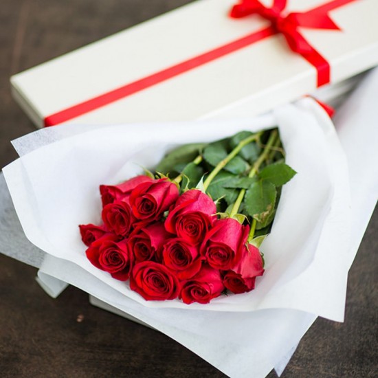 Bouquet of 12 red roses in a box
